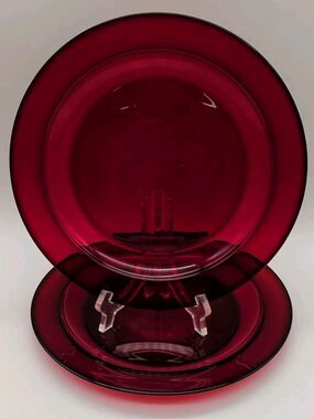 Vtg Arcoroc Ruby Red Classique Glass 9 1/2” Dinner Rimmed Plates Set Of 2